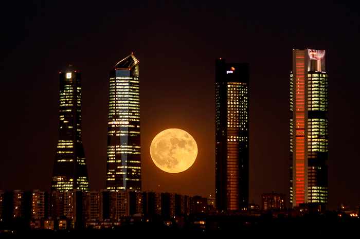Tableau lune sur Madrid