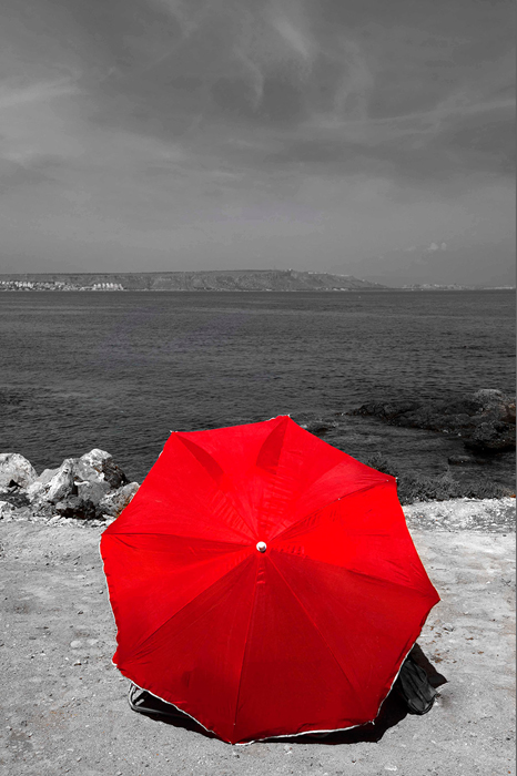 Tableau plage avec parasol rouge